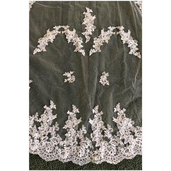 White Cathedral Lace Trimmed Veil ✨👰🏻 - Picture 5 of 5